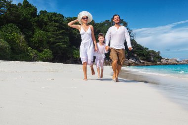 Üç plaj boyunca çalışan aile