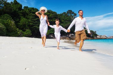 Üç plaj boyunca çalışan aile