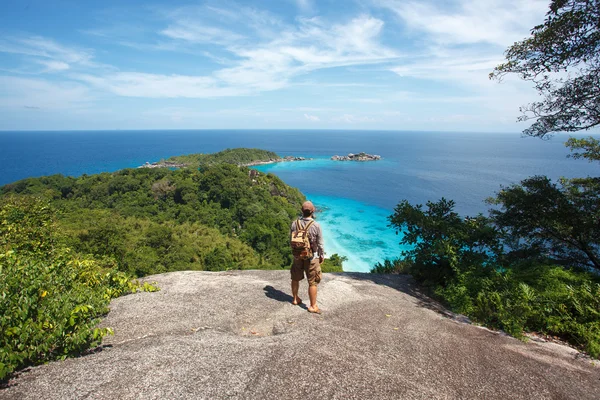 Viajante com mochila em pé sobre as rochas — Fotografia de Stock