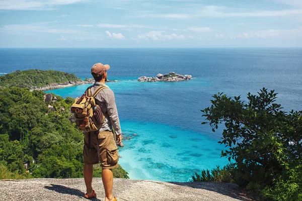 Viajero con mochila de pie sobre las rocas —  Fotos de Stock