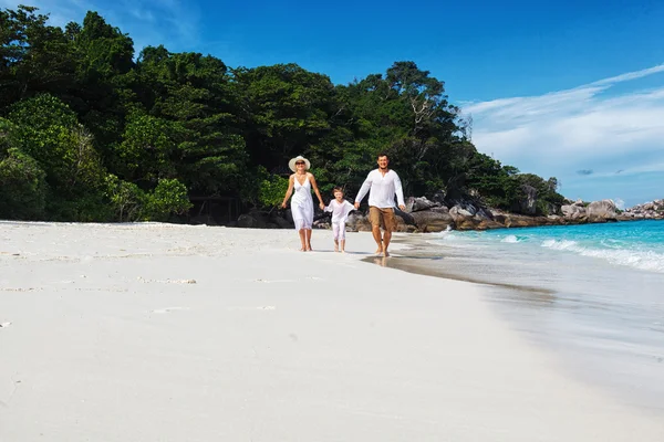Dreiköpfige Familie läuft am Strand entlang — Stockfoto