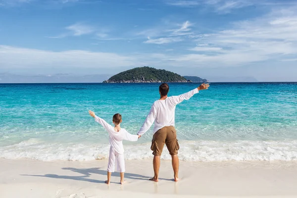 Šťastný otec a syn spolu hrají na pláži — Stock fotografie