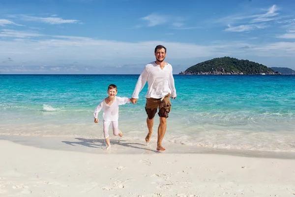 Buon padre e figlio che corrono insieme in spiaggia — Foto Stock