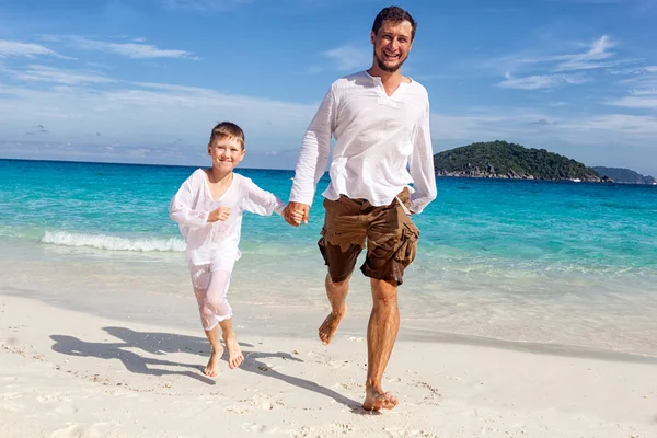 Buon padre e figlio che corrono insieme in spiaggia — Foto Stock