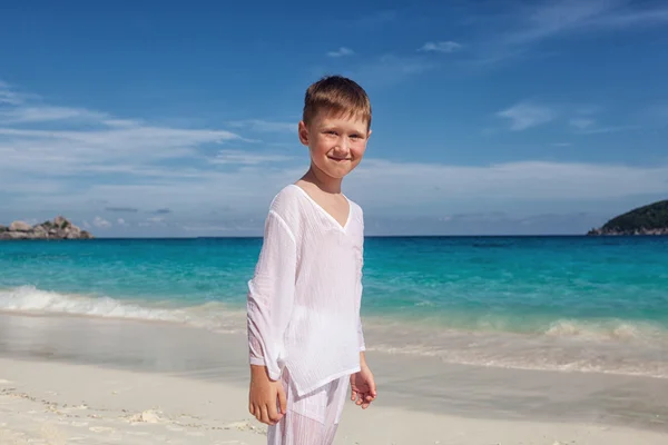 Portret chłopca stojącego na tropikalnej plaży — Zdjęcie stockowe