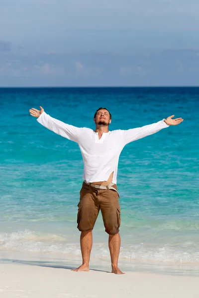 Счастливый молодой человек на пляже — стоковое фото