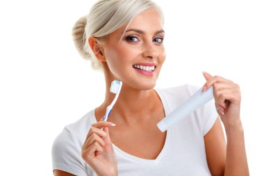 diş fırçası tutan ve gülümseyen genç bayan