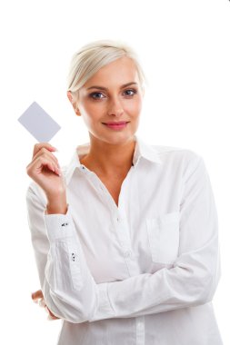 mutlu sarışın kadın gösteren boş kredi kartı