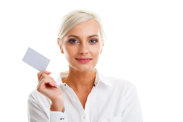 Mujer rubia feliz mostrando tarjeta de crédito en blanco — Foto de Stock