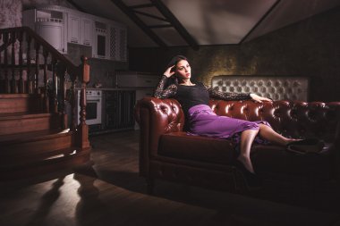 deri vintage kanepede oturan güzel lüks kadın