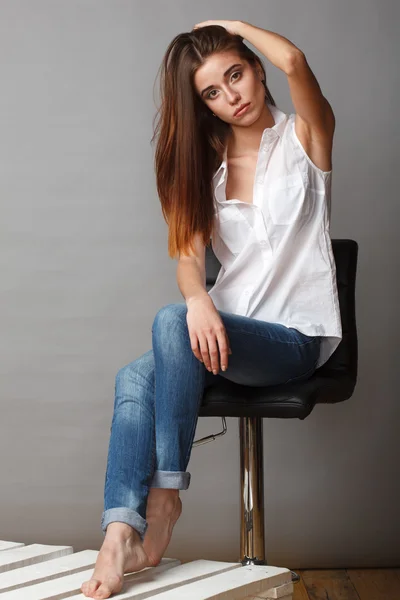 Beautiful fashion model posing at studio — Stock Photo, Image