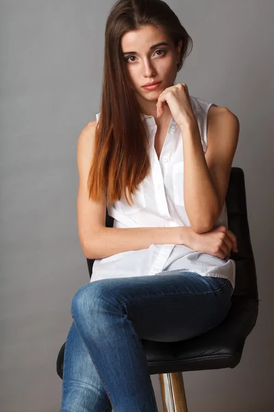 Beautiful fashion model posing at studio — Stock Photo, Image