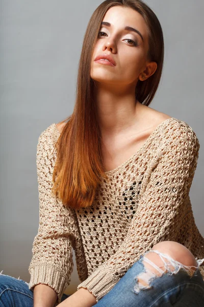 Närbild brunett kvinna studio porträtt — Stockfoto