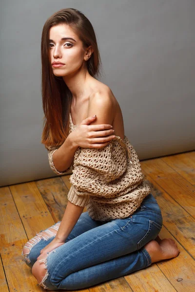 근접 촬영 갈색 머리 여자 스튜디오 초상화 — 스톡 사진