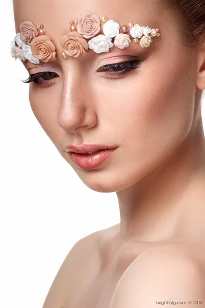 Retrato de modelo de belleza con cejas creativas — Foto de Stock