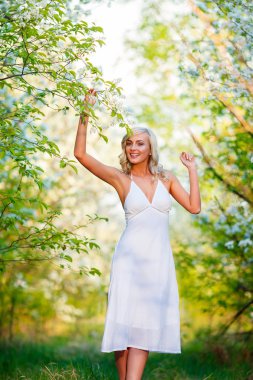 Bahar bahçede yürüyen genç kadın