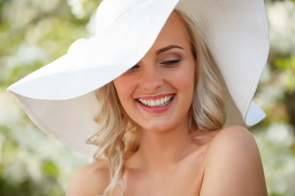 Blonde vrouw in een bloemrijke tuin — Stockfoto