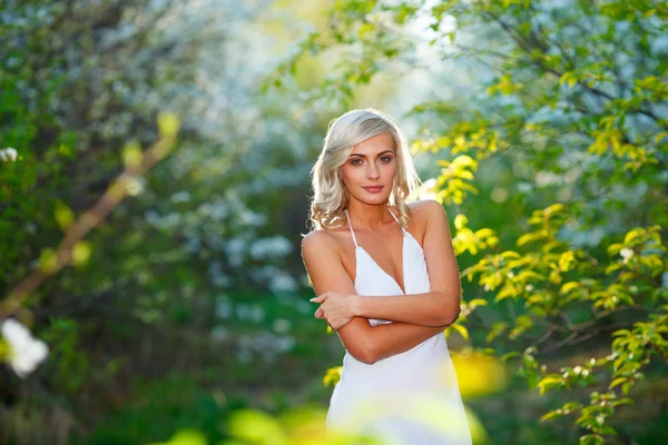 Giovane donna che cammina nel giardino primaverile — Foto Stock