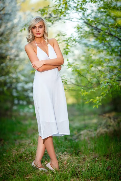 Jovem mulher andando no jardim da primavera — Fotografia de Stock