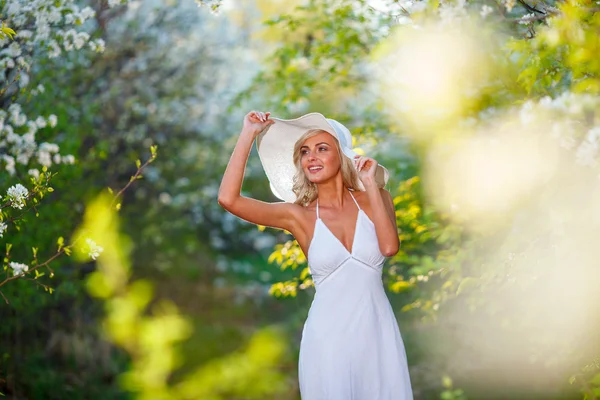 Junge Frau spaziert im Frühlingsgarten — Stockfoto