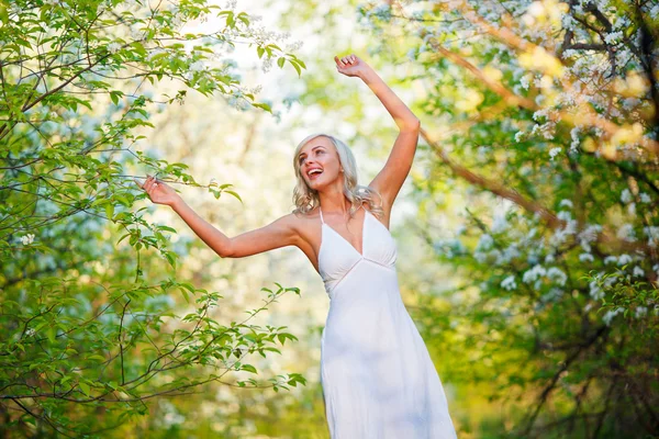 Giovane donna che cammina nel giardino primaverile — Foto Stock