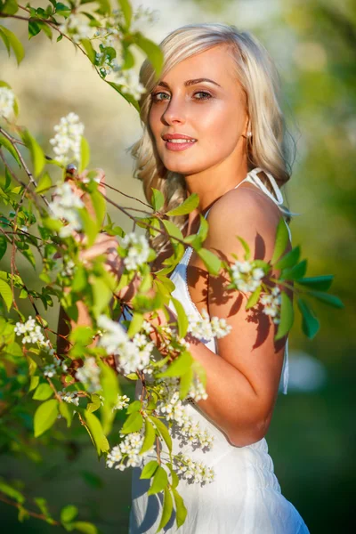 金发女人，花的花园 — 图库照片