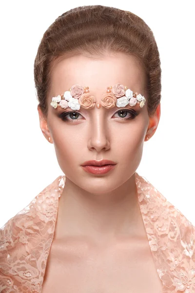 Skönhet modell porträtt med kreativa ögonbryn — Stockfoto