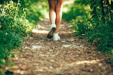 closeup runner ayakkabı park izinde