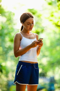 kadın ses cihazlarında Şehir Parkı fitness yapıyor