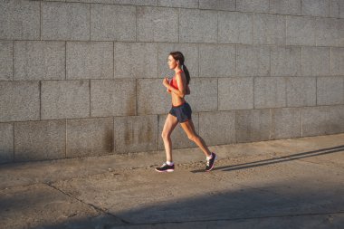 kentsel bir ortamda çalışan kadın