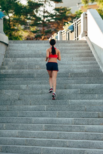 Mujer corriendo en la ciudad escaleras —  Fotos de Stock