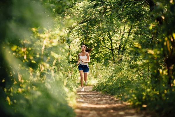 Vrouw in het park — Stockfoto