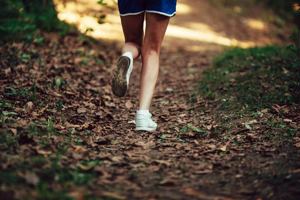 Nahaufnahme Läufer Schuh auf Park Trail — Stockfoto