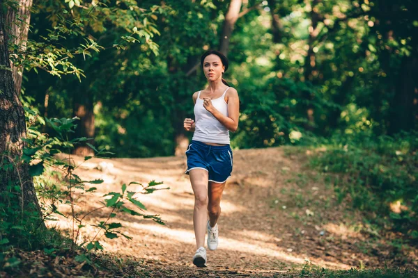 Mulher correndo no parque — Fotografia de Stock