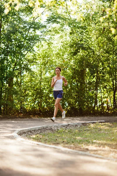 Woman running in the park — Stock Photo, Image