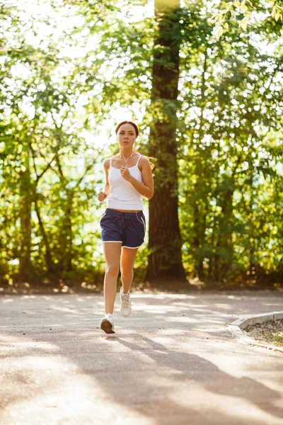Woman running in the park — Stock Photo, Image