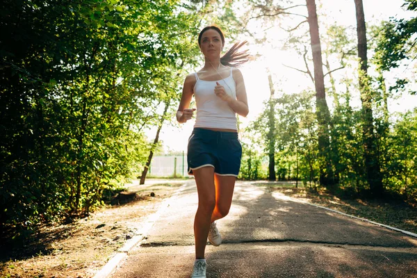 Femme courant dans le parc — Photo