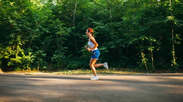 Woman running in the park — Stock Photo, Image