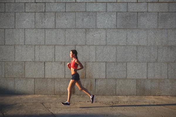 Woman working out in an urban setting — Stock Photo, Image