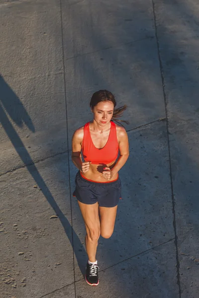 Woman working out in an urban setting — Stock Photo, Image