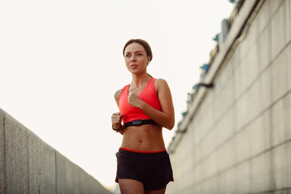 Woman working out in an urban setting — Stock Photo, Image