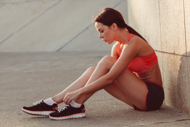 yere ve kravatlı dantel oturan runner kadın