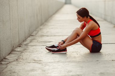 yere ve kravatlı dantel oturan runner kadın