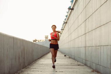 kadın runnning beton duvar boyunca