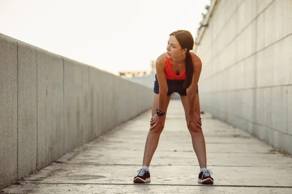 Junge Kaukasierin atmet nach dem Joggen auf — Stockfoto