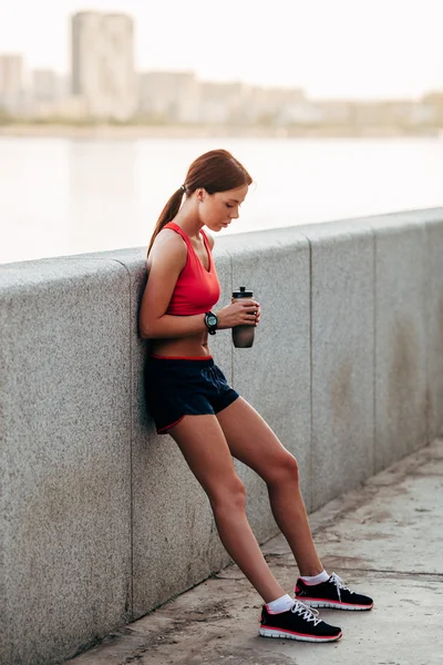 Vrouwelijke atleet met gebotteld water — Stockfoto