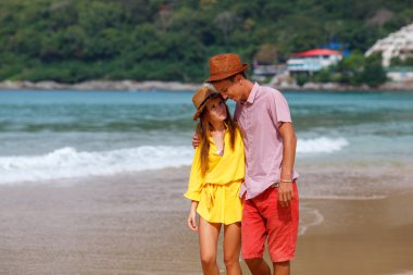 Beach çift romantik seyahat balayına yürüyüş 