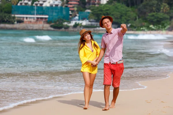 Playa pareja caminando en romántico viaje luna de miel —  Fotos de Stock