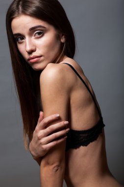 Sutyen ile kot giyen modeli pozlar