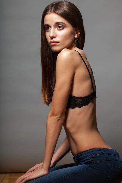 Model představuje nosit podprsenku s džíny — Stock fotografie